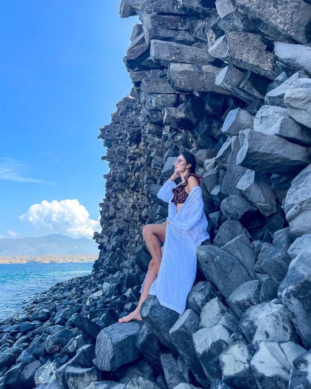 Luna Maya dengan Bikini Polkadot