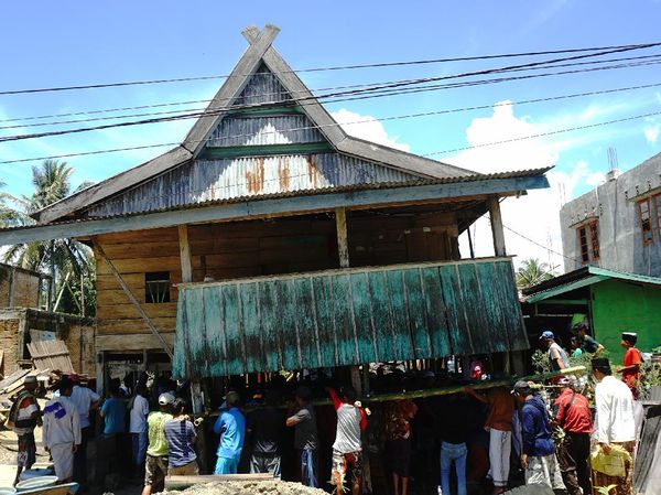 Melihat Lebih Dekat Tradisi Memindahkan Rumah Panggung di Sulbar