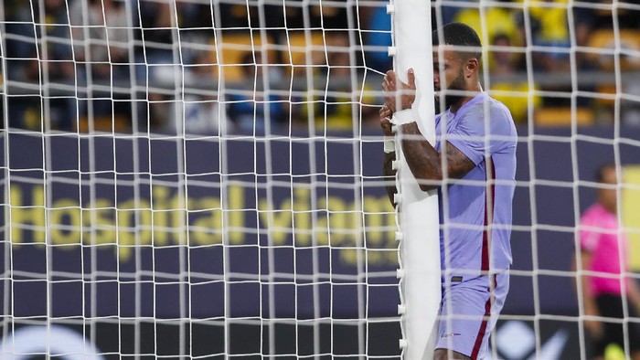 Barcelonas Memphis Depay reacts after missing a shot at goal during a Spanish La Liga soccer match between Cadiz and Barcelona at the Nuevo Mirandilla stadium in Cadiz, Spain, Thursday, Sept. 23, 2021. (AP Photo/Miguel Morenatti)