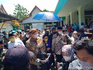 Kala Ganjar-Airlangga Jawab Isu Pilpres di Kompleks Makam Keramat Klaten Kala Ganjar-Airlangga Jawab Isu Pilpres di Kompleks Makam Keramat Klaten