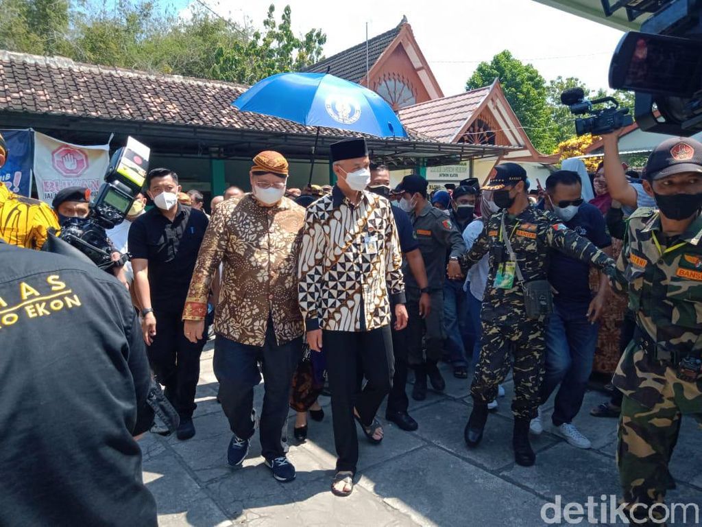 Airlangga-Ganjar Kompak Hadiri Yaqowiyu Klaten, Pemanasan Pilpres? Airlangga-Ganjar Kompak Hadiri Yaqowiyu Klaten, Pemanasan Pilpres?