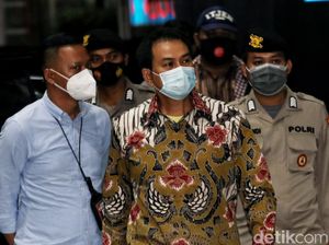 Golkar Siapkan Pengganti Wakil Ketua DPR Jika Azis Syamsuddin Ditahan Golkar Siapkan Pengganti Wakil Ketua DPR Jika Azis Syamsuddin Ditahan
