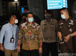 KPK Jemput Paksa Azis Syamsuddin dari Rumahnya di Jaksel