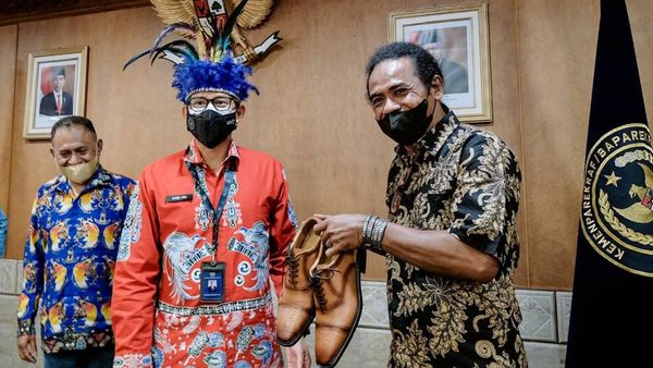 Momen Sandiaga Uno Bertemu Tokoh Masyarakat Adat Papua
