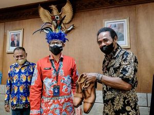 Momen Sandiaga Uno Bertemu Tokoh Masyarakat Adat Papua