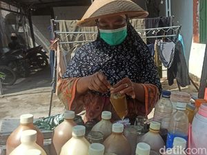 Laris Manis Saat Pandemi, Omzet Penjual Jamu Keliling Ini Naik 75 Persen! Laris Manis Saat Pandemi, Omzet Penjual Jamu Keliling Ini Naik 75 Persen!
