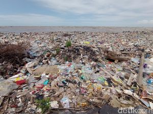 Nelayan Cirebon Sulit Melaut Gegara Pantai Disesaki Sampah Nelayan Cirebon Sulit Melaut Gegara Pantai Disesaki Sampah