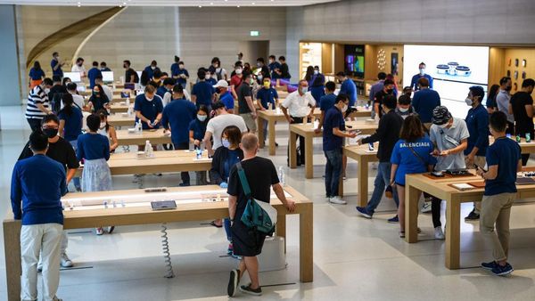 Penjualan Perdana iPhone 13 Diserbu Apple Fanboy Singapura