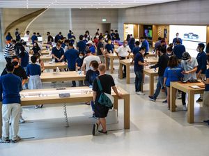 Penjualan Perdana iPhone 13 Diserbu Apple Fanboy Singapura