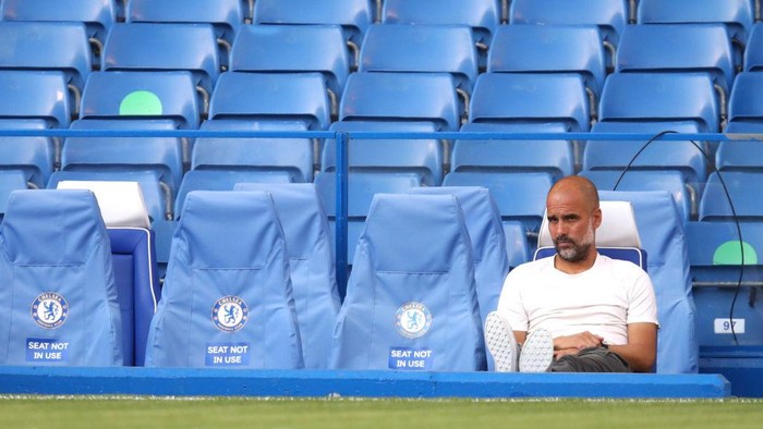 LONDON, ENGLAND - JUNE 25: Pep Guardiola, Manager of Manchester City looks on prior to the Premier League match between Chelsea FC and Manchester City at Stamford Bridge on June 25, 2020 in London, United Kingdom. (Photo by Julian Finney/Getty Images)