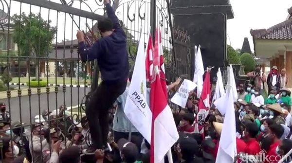 Peringati Hari Tani Nasional, Kantor Pemkab Blitar Digeruduk Massa