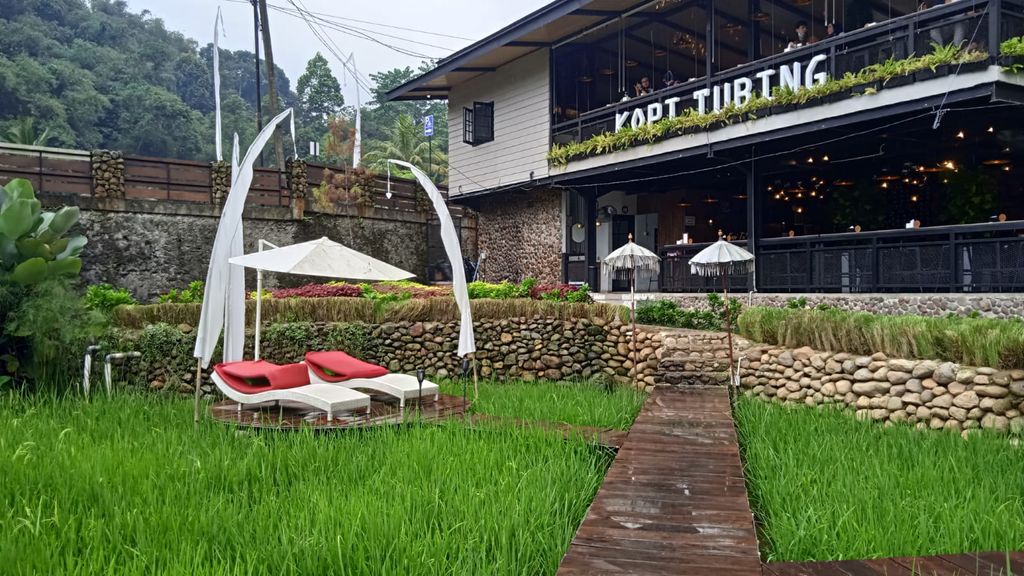 Kopi Tubing: Sejuknya Ngopi dan Liwetan di Tengah Sawah dengan Suasana Pegunungan Asri