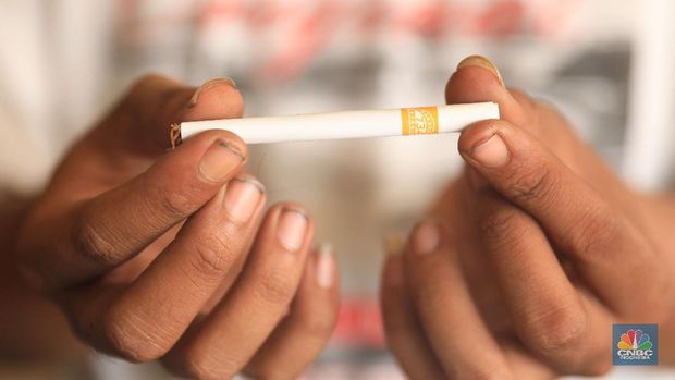 Danil penjaga toko tembakau melinting rokok tembakau di ruko area Ciputat, Tangerang Selatan, Jumat, 24/9. Penjualan rokok linting sekarang semakin diminati masyarakat, tidak hanya kalangan tua, tetapi juga oleh anak muda. Geliat rokok linting alias linting dewe (tingwe) nan dulunya dianggap lama, sekarang dapat bersaing dengan eksistensi rokok elektrik (vape). Danil mengatakan upaya menjual tembakau ini mulai sejak 2017 di Depok. 