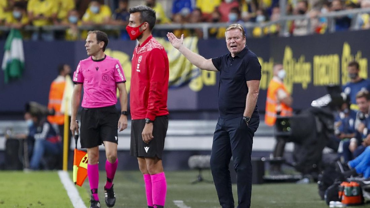 Ronald Koeman (kanan) di laga Cadiz vs Barcelona. (Foto: AP/Miguel Morenatti)