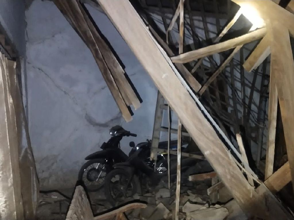 Atap Rumah di Ponorogo Ambruk, Tiga Orang Sedang Nonton TV Terluka