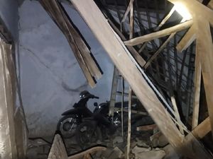 Atap Rumah di Ponorogo Ambruk, Tiga Orang Sedang Nonton TV Terluka Atap Rumah di Ponorogo Ambruk, Tiga Orang Sedang Nonton TV Terluka