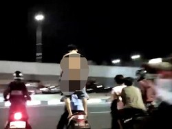 Aksi Pria Nyaris Bugil saat Balap Liar, Polisi Turun Tangan