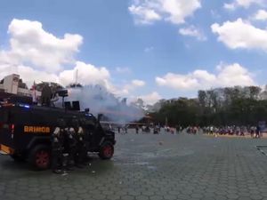 Brimob Gelar Simulasi Penanganan Kerusuhan di Akpol