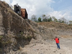 Sopir Truk Tambang Tewas Tertimbun Sirtu di Mojokerto