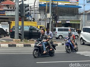 Jangan Ditegur! Lakukan Ini saat Ketemu Pemotor Ngobrol Sebelahan Sambil Jalan Pelan Jangan Ditegur! Lakukan Ini saat Ketemu Pemotor Ngobrol Sebelahan Sambil Jalan Pelan
