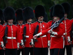 Kenapa Pasukan Penjaga Raja Inggris Pakai Topi Tinggi Berbulu?