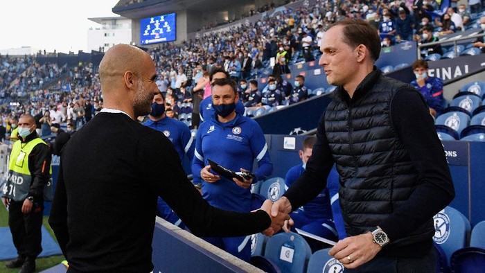 PORTO, PORTUGAL - MAY 29: Thomas Tuchel, Manager of Chelsea shakes hands with Pep Guardiola, Manager of Manchester City during the UEFA Champions League Final between Manchester City and Chelsea FC at Estadio do Dragao on May 29, 2021 in Porto, Portugal. (Photo by Pierre-Philippe Marcou - Pool/Getty Images)