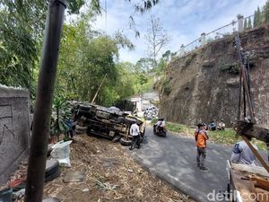 Tak Kuat Menanjak, Truk Sampah DLH Bandung Barat Terguling di Lembang