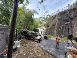 Tak Kuat Menanjak, Truk Sampah DLH Bandung Barat Terguling di Lembang