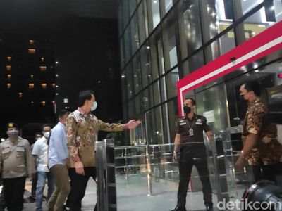 Momen Azis Syamsuddin Tiba di KPK Usai Dijemput