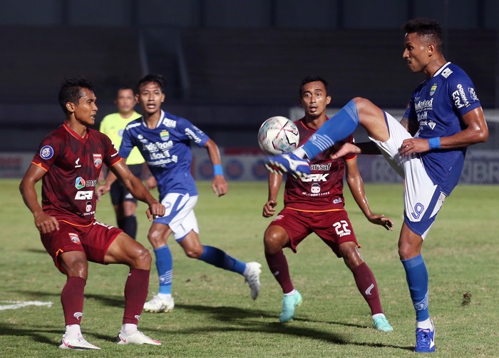 Pesepak bola PERSIB Bandung Wander Luiz (kanan) dibayangi pesepak bola Borneo FC menghalau bola pada lanjutan Liga 1 2021-2022 di Stadion Indomilk Arena, Tangerang, Banten, Kamis (23/9/2021). Dalam pertandingan tersebut Persib Bandung melawan Borneo FC bermain imbang dengan Skor 0 - 0. ANTARA FOTO/Muhammad Iqbal/foc.
