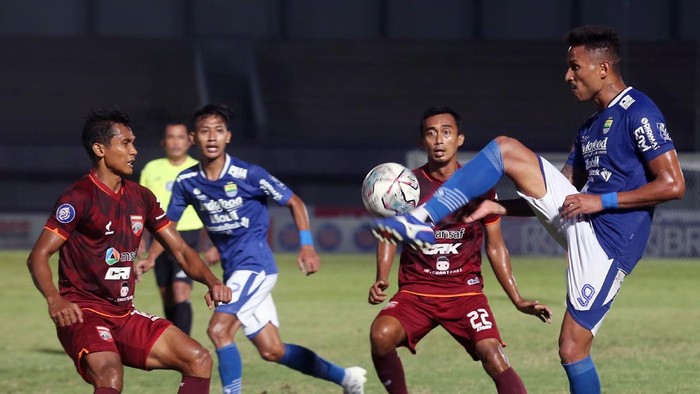 Pesepak bola PERSIB Bandung Wander Luiz (kanan) dibayangi pesepak bola Borneo FC menghalau bola pada lanjutan Liga 1 2021-2022 di Stadion Indomilk Arena, Tangerang, Banten, Kamis (23/9/2021). Dalam pertandingan tersebut Persib Bandung melawan Borneo FC bermain imbang dengan Skor 0 - 0. ANTARA FOTO/Muhammad Iqbal/foc.
