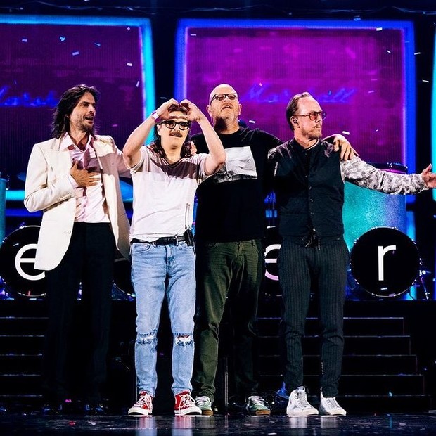 Weezer tampil terbaik di hari pertama iHeartFestival