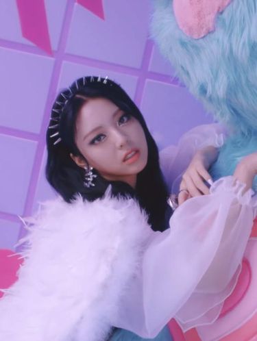 Yuna ITZY dalam MV LOCO