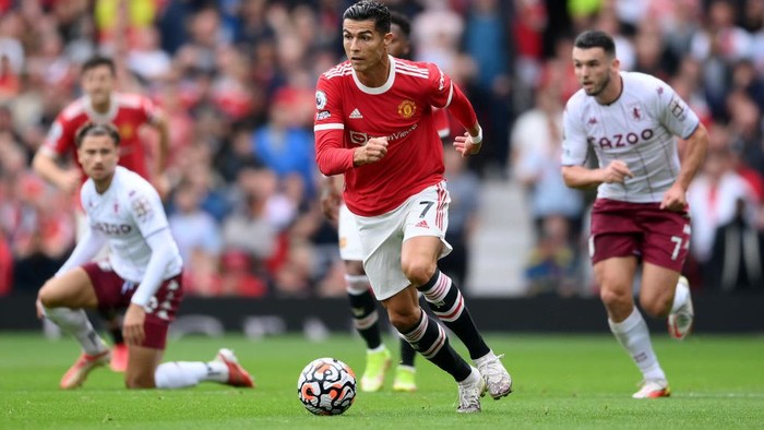 MANCHESTER, ENGLAND - SEPTEMBER 25: Cristiano Ronaldo of Manchester United  makes a run during the Premier League match between Manchester United and Aston Villa at Old Trafford on September 25, 2021 in Manchester, England. (Photo by Laurence Griffiths/Getty Images)