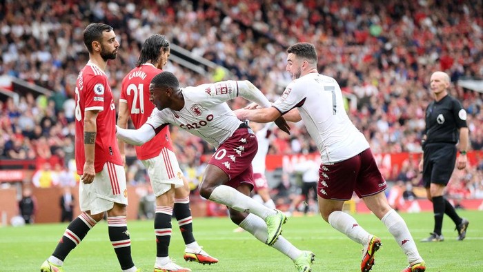 MANCHESTER, ENGLAND - SEPTEMBER 25: Kortney Hause of Aston Villa celebrates with teammate John McGinn after scoring their teams first goal during the Premier League match between Manchester United and Aston Villa at Old Trafford on September 25, 2021 in Manchester, England. (Photo by Laurence Griffiths/Getty Images)