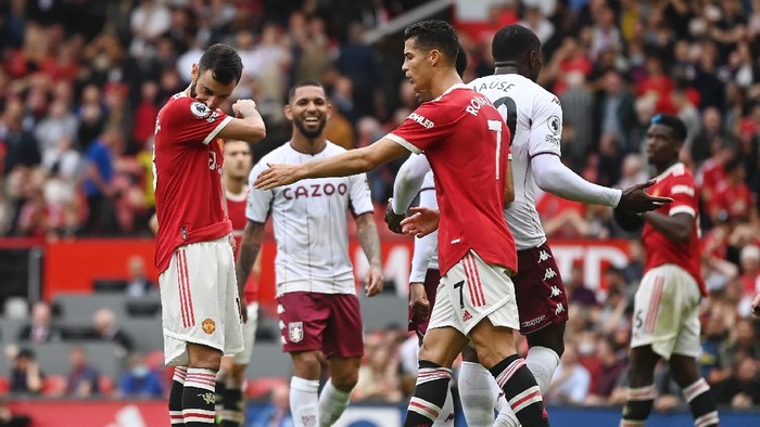 MANCHESTER, ENGLAND - SEPTEMBER 25: Bruno Fernandes of Manchester United looks dejected after missing a penalty  during the Premier League match between Manchester United and Aston Villa at Old Trafford on September 25, 2021 in Manchester, England. (Photo by Gareth Copley/Getty Images)