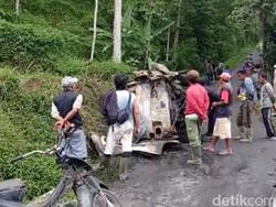 Angkot Terbakar Usai Tabrak Pohon di Tasik, Sopir Tewas