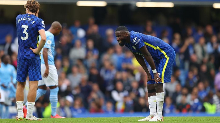 LONDON, ENGLAND - SEPTEMBER 25: Antonio Ruediger of Chelsea dejected after his sides loss at the Premier League match between Chelsea and Manchester City at Stamford Bridge on September 25, 2021 in London, England. (Photo by Catherine Ivill/Getty Images)