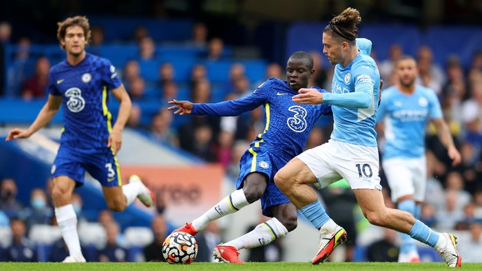 LONDON, ENGLAND - SEPTEMBER 25: Ngolo Kante of Chelsea tackles Jack Grealish of Manchester City during the Premier League match between Chelsea and Manchester City at Stamford Bridge on September 25, 2021 in London, England. (Photo by Catherine Ivill/Getty Images)
