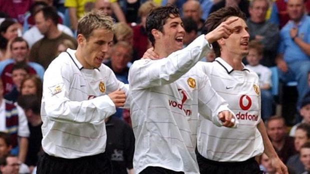 Manchester United's Phil (L) and Gary Neville (R) celebrate with Chistiano Ronaldo (C) after he scored the first goal against Aston Villa at Villa Park, 15 May 2004.   AFP PHOTO/ Martyn HAYHOW . No telcas, websites subject to description of licence with FAPL @ www.fablweb.com (Photo by MARTIN HAYHOW / AFP)