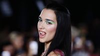 7 Gaya Seksi Dua Lipa di Fashion Show Versace, Perdana Jadi Model Catwalk