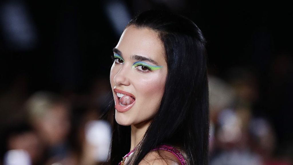 7 Gaya Seksi Dua Lipa di Fashion Show Versace, Perdana Jadi Model Catwalk