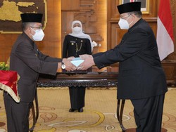 Gubernur Khofifah Lantik Staf Ahli, Ini Harapan dan Pesannya