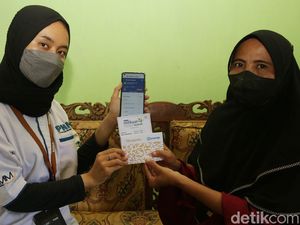 Holding UMi Bikin Emak-emak di Desa Bisa Nabung Tanpa ke Bank Holding UMi Bikin Emak-emak di Desa Bisa Nabung Tanpa ke Bank