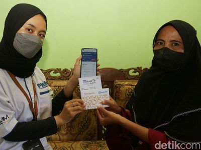 Holding UMi Bikin Emak-emak di Desa Bisa Nabung Tanpa ke Bank