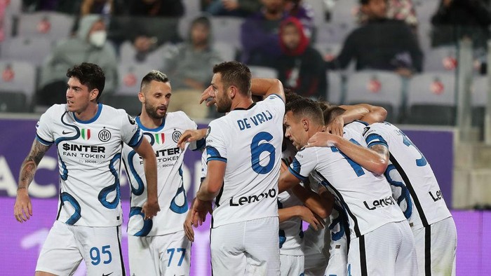 FLORENCE, ITALY - SEPTEMBER 21: Edin Dzeko of FC Internazionale celebrates after scoring a goal during the Serie A match between ACF Fiorentina v FC Internazionale on September 21 in Florence, Italy.  (Photo by Gabriele Maltinti/Getty Images)