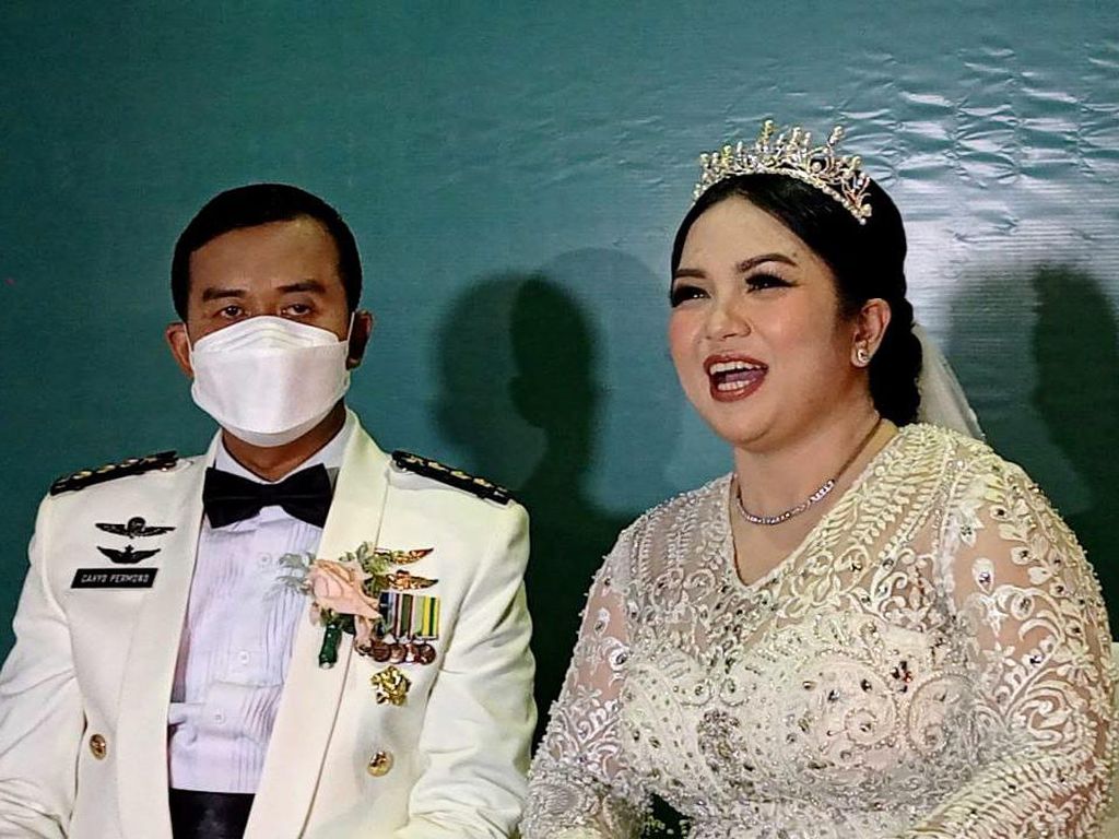 Lika-liku Percintaan Joy Tobing, Kini Dinikahi Perwira TNI AD