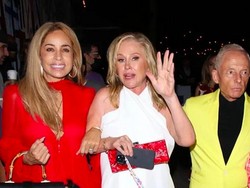 Saat Ibu-ibu Crazy Rich Pakai Baju Taplak Meja ke Restoran Mewah