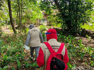 Melihat Vaksinasi Door to Door Susuri Sawah-Hutan di Kulon Progo