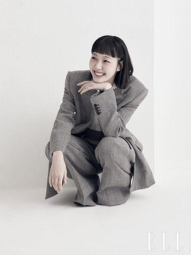 Kim Go-eun dikenal setelah membintangi drama Goblin bersama Gong Yoo. Setelahnya ia beradu peran dengan Lee Min-ho di drama The King: Eternal Monarch. Setahun berselang, Kim Go-eun kembali berakting ciamik di Yumi's Cell / foto: instagram.com/ellekorea